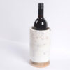 Valgest marmorist ning puidust alusega veinijahuti